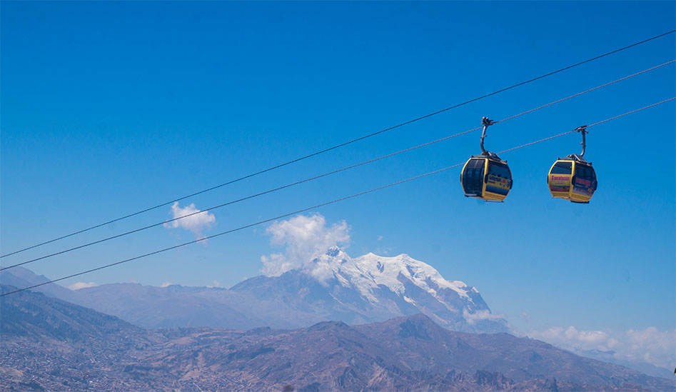 défi-photo n°3 : téléphérique de La Paz, cordillère royale au fond