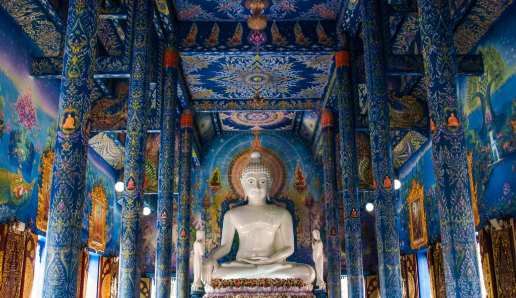bouddha dans le temple bleu à visiter à chiang rai