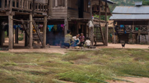 famille autour du feu nord du laos