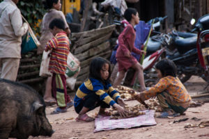 enfants lors d'un trek au nord du laos